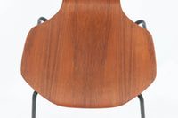 北欧より買い付けました。ArneJacobsenデザインの「Tチェア」です。正しく座れる様に子供用にデザインされています。現在は生産されていない為、ビンテージ品のみ入手可能です。