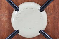 北欧より買い付けました。ArneJacobsenデザインの「Tチェア」です。正しく座れる様に子供用にデザインされています。現在は生産されていない為、ビンテージ品のみ入手可能です。