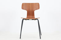 北欧より買い付けました。ArneJacobsenデザインの「Tチェア」です。正しく座れる様に子供用にデザインされています。現在は生産されていない為、ビンテージ品のみ入手可能です。