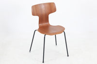 北欧より買い付けました。ArneJacobsenデザインの「Tチェア」です。正しく座れる様に子供用にデザインされています。現在は生産されていない為、ビンテージ品のみ入手可能です。