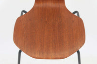 北欧より買い付けました。ArneJacobsenデザインの「Tチェア」です。正しく座れる様に子供用にデザインされています。現在は生産されていない為、ビンテージ品のみ入手可能です。