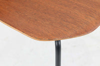 北欧より買い付けました。ArneJacobsenデザインの「Tチェア」です。正しく座れる様に子供用にデザインされています。現在は生産されていない為、ビンテージ品のみ入手可能です。