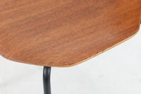 北欧より買い付けました。ArneJacobsenデザインの「Tチェア」です。正しく座れる様に子供用にデザインされています。現在は生産されていない為、ビンテージ品のみ入手可能です。