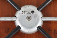 北欧より買い付けました。ArneJacobsenデザインの「Tチェア」です。正しく座れる様に子供用にデザインされています。現在は生産されていない為、ビンテージ品のみ入手可能です。