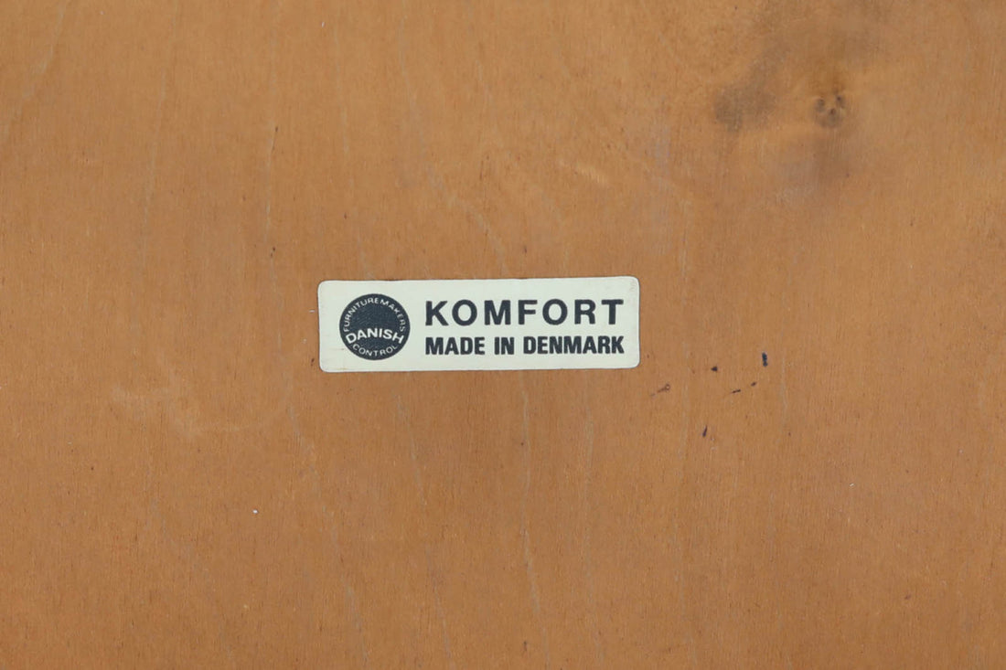 デンマークの名工「KOMFORT」社によるロッキングフットスツールです。お気に入りのソファの近くに置いてオットマンとしてもご使用いただけます。良質なチーク材が使用されておりビンテージ品ならではのデザイン性の高い商品です。