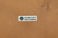 デンマークの名工「KOmFORT」社によるロッキングフットスツールです。お気に入りのソファの近くに置いてオットマンとしてもご使用いただけます。良質なチーク材が使用されておりビンテージ品ならではのデザイン性の高い商品です。