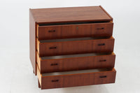 デンマークより買い付けた4段チェストです。本体には良質なチーク材が使用されています。