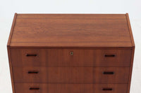 デンマークより買い付けた4段チェストです。本体には良質なチーク材が使用されています。