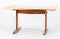 Borgemogensenデザインのダイニングテーブルです。良質なオーク無垢材が使用されておりシンプルなデザインながらも大変美しいテーブルに仕上がっています。