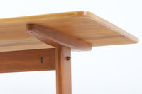 Borgemogensenデザインのダイニングテーブルです。良質なオーク無垢材が使用されておりシンプルなデザインながらも大変美しいテーブルに仕上がっています。