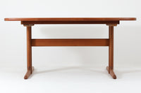 デンマークを代表する家具メーカー"Skovby社"ならではの重厚でクオリティーの高い商品です。本体とは別に拡張板が2枚付属します。用途に合わせて、両サイドを引っ張っていただければ、簡単に天板の大きさを十分に拡張可能です。良質なチーク材が仕様されており高級感がございます。