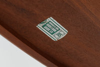 デンマークを代表する家具メーカー"Skovby社"ならではの重厚でクオリティーの高い商品です。本体とは別に拡張板が2枚付属します。用途に合わせて、両サイドを引っ張っていただければ、簡単に天板の大きさを十分に拡張可能です。良質なチーク材が仕様されており高級感がございます。