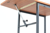 デンマークで買い付けました。天板の大きさは拡張出来、キャスターも付属していますので、使い勝手が良さそうです。