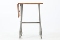 デンマークで買い付けました。天板の大きさは拡張出来、キャスターも付属していますので、使い勝手が良さそうです。