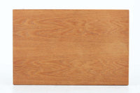 北欧より買い付けたサイドテーブルです。天板と脚の角はトメ加工が施されています。SeverinHansenJr.の代表的なデザインです。棚付きの使い勝手が良い商品です。オーク材の希少なモデルです。