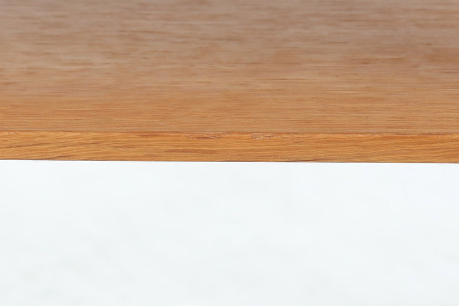 北欧より買い付けたサイドテーブルです。天板と脚の角はトメ加工が施されています。SeverinHansenJr.の代表的なデザインです。棚付きの使い勝手が良い商品です。オーク材の希少なモデルです。