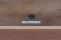 北欧より買い付けたサイドテーブルです。天板と脚の角はトメ加工が施されています。SeverinHansenJr.の代表的なデザインです。棚付きの使い勝手が良い商品です。オーク材の希少なモデルです。