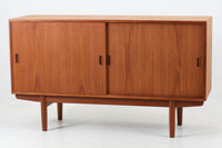 デンマークより買い付けた「Borgemogensen」デザインによるサイドボードです。デンマークの名工Soborg社によって作成された物です。現地でも中々手に入れる事が出来ないうえ、脚部がオーク材では無くチーク材が使用された希少なモデルです。飽きの来ない永くご使用いただけるシンプルなデザインです。置く場所を選ばない小ぶりなサイズ感で、使い勝手も良好です。