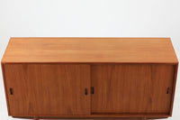 デンマークより買い付けた「Borgemogensen」デザインによるサイドボードです。デンマークの名工Soborg社によって作成された物です。現地でも中々手に入れる事が出来ないうえ、脚部がオーク材では無くチーク材が使用された希少なモデルです。飽きの来ない永くご使用いただけるシンプルなデザインです。置く場所を選ばない小ぶりなサイズ感で、使い勝手も良好です。