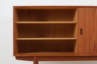 デンマークより買い付けた「Borgemogensen」デザインによるサイドボードです。デンマークの名工Soborg社によって作成された物です。現地でも中々手に入れる事が出来ないうえ、脚部がオーク材では無くチーク材が使用された希少なモデルです。飽きの来ない永くご使用いただけるシンプルなデザインです。置く場所を選ばない小ぶりなサイズ感で、使い勝手も良好です。