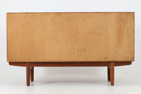 デンマークより買い付けた「Borgemogensen」デザインによるサイドボードです。デンマークの名工Soborg社によって作成された物です。現地でも中々手に入れる事が出来ないうえ、脚部がオーク材では無くチーク材が使用された希少なモデルです。飽きの来ない永くご使用いただけるシンプルなデザインです。置く場所を選ばない小ぶりなサイズ感で、使い勝手も良好です。