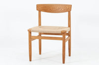 「Borgemogensen」デザインのOresundシリーズのチェアです。J39より一回り大きいサイズで、座面と脚の見せるジョイントが特徴的なデザインとなっております。モーエンセンの家具を多く作成していた「KarlAndersson」社の熟練の職人によって作成されており、確かな造りを感じさせてくれます。流通量が少なく希少なチェアです。