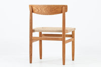 「Borgemogensen」デザインのOresundシリーズのチェアです。J39より一回り大きいサイズで、座面と脚の見せるジョイントが特徴的なデザインとなっております。モーエンセンの家具を多く作成していた「KarlAndersson」社の熟練の職人によって作成されており、確かな造りを感じさせてくれます。流通量が少なく希少なチェアです。