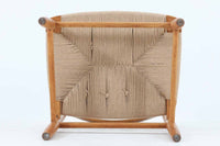 「Borgemogensen」デザインのOresundシリーズのチェアです。J39より一回り大きいサイズで、座面と脚の見せるジョイントが特徴的なデザインとなっております。モーエンセンの家具を多く作成していた「KarlAndersson」社の熟練の職人によって作成されており、確かな造りを感じさせてくれます。流通量が少なく希少なチェアです。