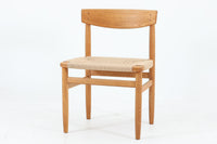 「Borgemogensen」デザインのOresundシリーズのチェアです。J39より一回り大きいサイズで、座面と脚の見せるジョイントが特徴的なデザインとなっております。モーエンセンの家具を多く作成していた「KarlAndersson」社の熟練の職人によって作成されており、確かな造りを感じさせてくれます。流通量が少なく希少なチェアです。