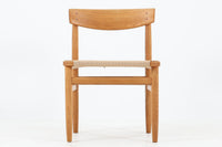 「Borgemogensen」デザインのOresundシリーズのチェアです。J39より一回り大きいサイズで、座面と脚の見せるジョイントが特徴的なデザインとなっております。モーエンセンの家具を多く作成していた「KarlAndersson」社の熟練の職人によって作成されており、確かな造りを感じさせてくれます。流通量が少なく希少なチェアです。