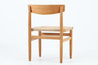 「Borgemogensen」デザインのOresundシリーズのチェアです。J39より一回り大きいサイズで、座面と脚の見せるジョイントが特徴的なデザインとなっております。モーエンセンの家具を多く作成していた「KarlAndersson」社の熟練の職人によって作成されており、確かな造りを感じさせてくれます。流通量が少なく希少なチェアです。