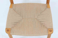 「Borgemogensen」デザインのOresundシリーズのチェアです。J39より一回り大きいサイズで、座面と脚の見せるジョイントが特徴的なデザインとなっております。モーエンセンの家具を多く作成していた「KarlAndersson」社の熟練の職人によって作成されており、確かな造りを感じさせてくれます。流通量が少なく希少なチェアです。