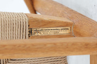 「Borgemogensen」デザインのOresundシリーズのチェアです。J39より一回り大きいサイズで、座面と脚の見せるジョイントが特徴的なデザインとなっております。モーエンセンの家具を多く作成していた「KarlAndersson」社の熟練の職人によって作成されており、確かな造りを感じさせてくれます。流通量が少なく希少なチェアです。