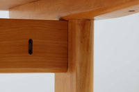 Borgemogensenデザインのダイニングテーブルです。良質なビーチ無垢材が使用されておりシンプルなデザインながらも大変美しいテーブルに仕上がっています。