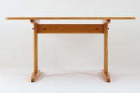 Borgemogensenデザインのダイニングテーブルです。良質なビーチ無垢材が使用されておりシンプルなデザインながらも大変美しいテーブルに仕上がっています。