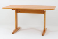 Borgemogensenデザインのダイニングテーブルです。良質なビーチ無垢材が使用されておりシンプルなデザインながらも大変美しいテーブルに仕上がっています。