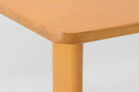 Borgemogensenデザインのダイニングテーブルです。良質なビーチ無垢材が使用されておりシンプルなデザインながらも大変美しいテーブルに仕上がっています。