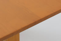 Borgemogensenデザインのダイニングテーブルです。良質なビーチ無垢材が使用されておりシンプルなデザインながらも大変美しいテーブルに仕上がっています。