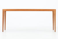 北欧より買い付けたサイドテーブルです。幅が広めの珍しいデザインです。少し小ぶりなセンターテーブルとしてもお使いいただけます。天板と脚の角はトメ加工が施されています。SeverinHansenJr.の代表的なデザインです。オーク材の希少なモデルです。