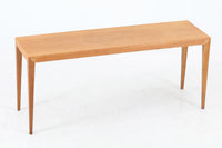 北欧より買い付けたサイドテーブルです。幅が広めの珍しいデザインです。少し小ぶりなセンターテーブルとしてもお使いいただけます。天板と脚の角はトメ加工が施されています。SeverinHansenJr.の代表的なデザインです。オーク材の希少なモデルです。