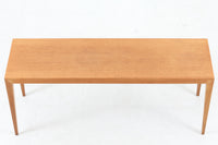 北欧より買い付けたサイドテーブルです。幅が広めの珍しいデザインです。少し小ぶりなセンターテーブルとしてもお使いいただけます。天板と脚の角はトメ加工が施されています。SeverinHansenJr.の代表的なデザインです。オーク材の希少なモデルです。