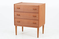 PoulVoltherデザインの3段チェストです。取手が特徴的なモデルで、デザイン性だけでなくグリップ感も良好です。本体にはチーク材、脚部にはオーク材が使用されており、異なる素材の組み合わせも素敵です。