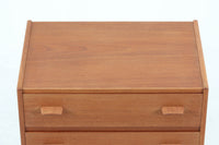 PoulVoltherデザインの3段チェストです。取手が特徴的なモデルで、デザイン性だけでなくグリップ感も良好です。本体にはチーク材、脚部にはオーク材が使用されており、異なる素材の組み合わせも素敵です。