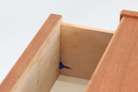 PoulVoltherデザインの3段チェストです。取手が特徴的なモデルで、デザイン性だけでなくグリップ感も良好です。本体にはチーク材、脚部にはオーク材が使用されており、異なる素材の組み合わせも素敵です。