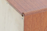 PoulVoltherデザインの3段チェストです。取手が特徴的なモデルで、デザイン性だけでなくグリップ感も良好です。本体にはチーク材、脚部にはオーク材が使用されており、異なる素材の組み合わせも素敵です。