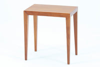 北欧より買い付けたサイドテーブルです。天板と脚の角はトメ加工が施されています。SeverinHansenJr.の代表的なデザインです。