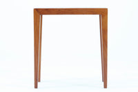 北欧より買い付けたサイドテーブルです。天板と脚の角はトメ加工が施されています。SeverinHansenJr.の代表的なデザインです。