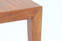 北欧より買い付けたサイドテーブルです。天板と脚の角はトメ加工が施されています。SeverinHansenJr.の代表的なデザインです。