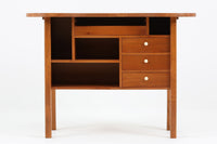 スウェーデンより買い付けたお洒落な収納キャビネットです。電話台として使用されていた様です。細かい収納が出来、使い勝手も良好です。お部屋に置くだけで雰囲気を変えてくれそうです。