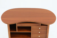 スウェーデンより買い付けたお洒落な収納キャビネットです。電話台として使用されていた様です。細かい収納が出来、使い勝手も良好です。お部屋に置くだけで雰囲気を変えてくれそうです。